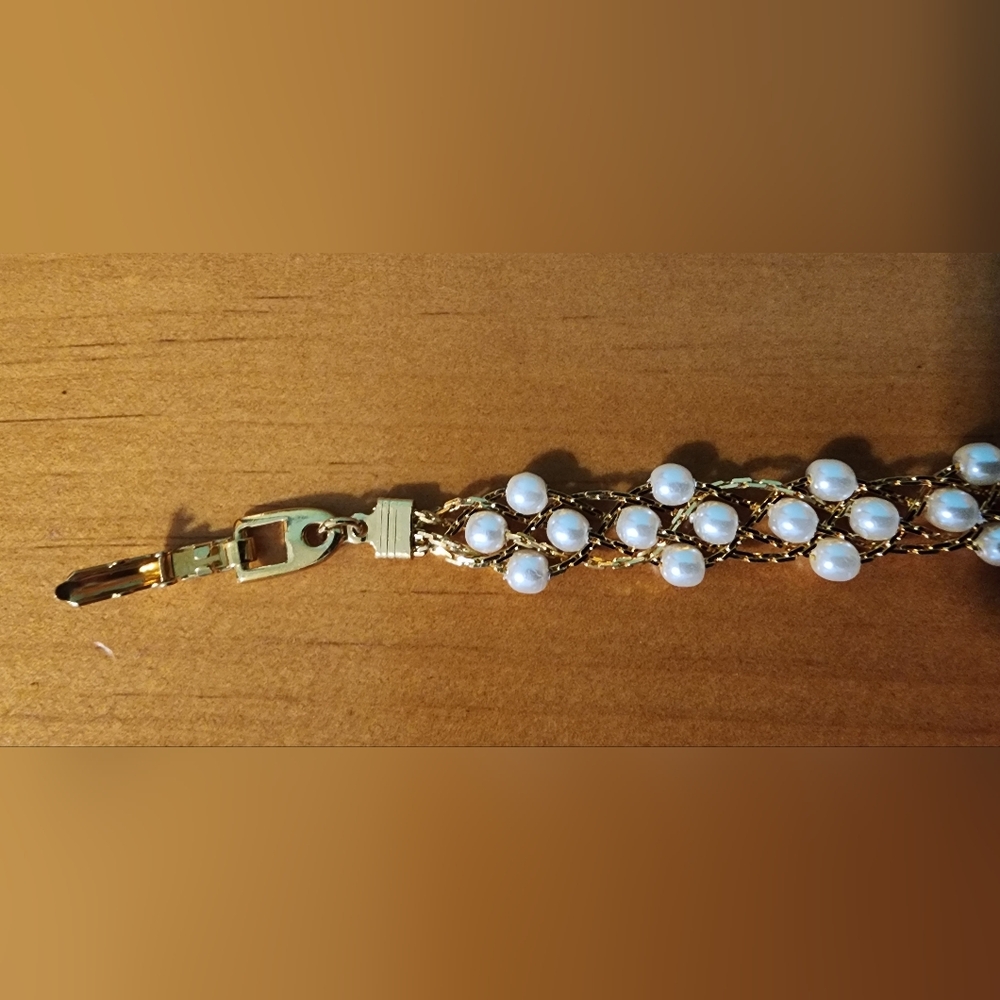 Elegant Gold and Pearl Jewelry Set - Picture 9 of 10